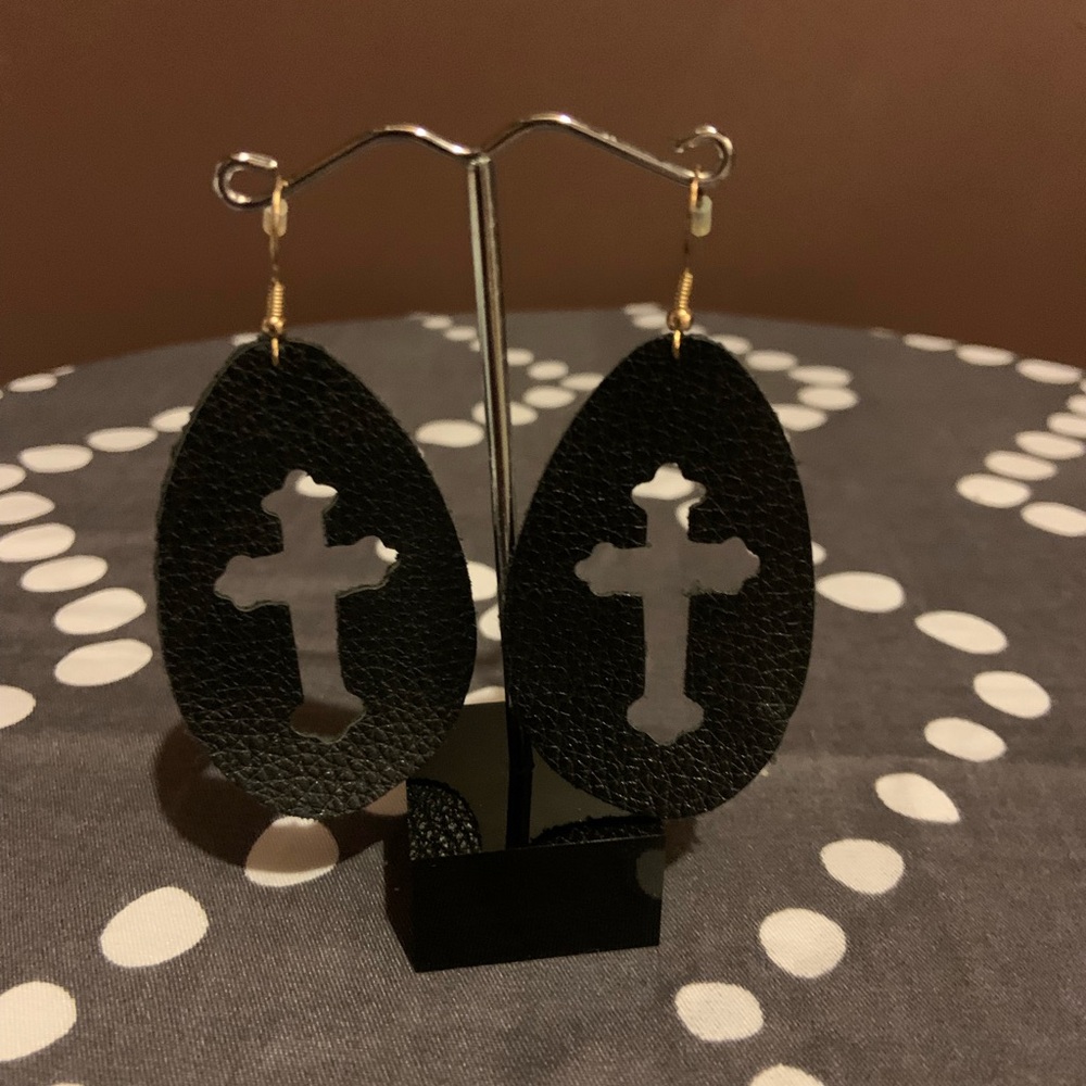Fun leather earrings, barely worn, excellent condition, very light weight
